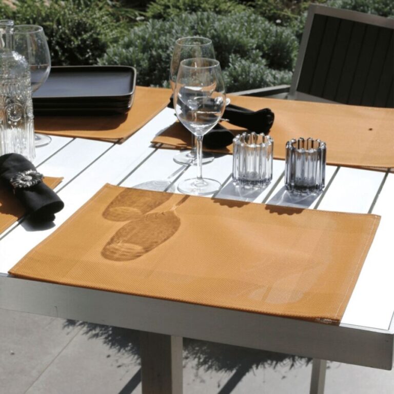 Sets de table plastifiés : allier praticité et élégance pour vos repas